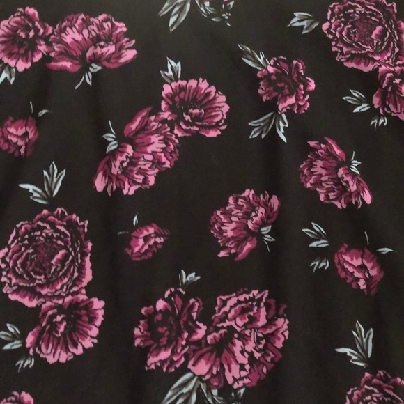 Torrid black floral Crisscross back chiffon blouse - Picture 4 of 11